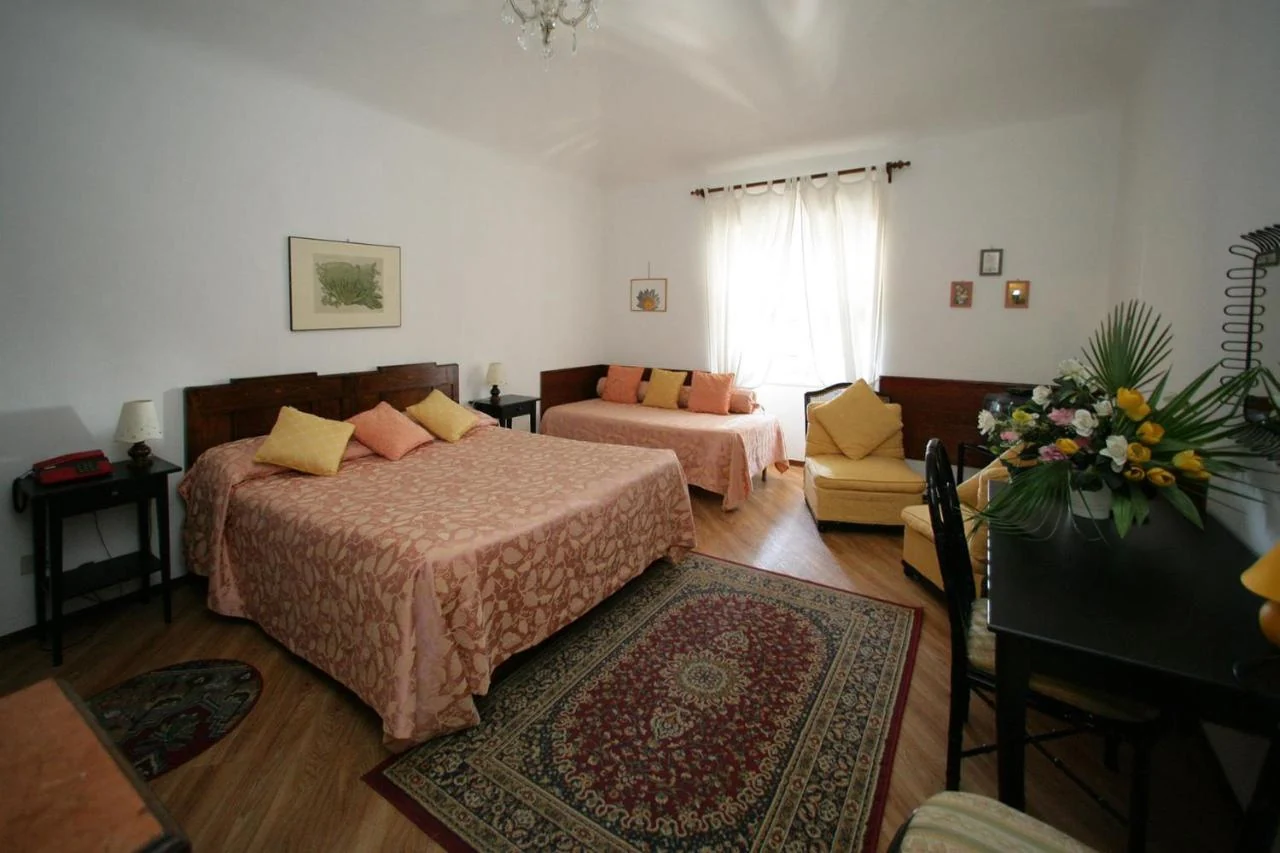 Camera ampia con più letti